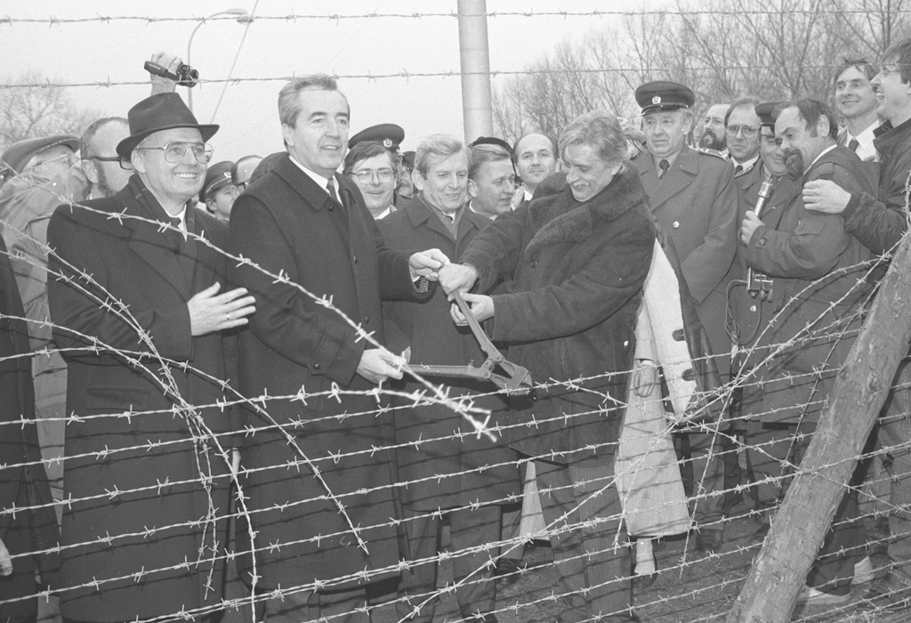 Hier sind Alois Mock und Jiří Dienstbier, die damaligen Außenminister Österreichs und der Tschechoslowakei, dabei zu sehen wie sie den "Eisernen Vorhang" bei Laa/Thaya durchtrennen.
